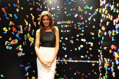 Cindy Crawford promociona su libro, &#039;Becoming&#039; en Miami.