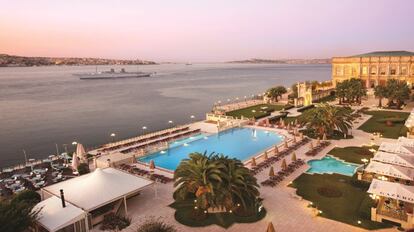 Turquía alberga más de 800 hoteles de lujo, un 5% de sus alojamientos, lo que la sitúa como la segunda nación con más alojamientos de cinco estrellas. En la imagen, Ciragan Palace Kempinski Istanbul, en Estambul.