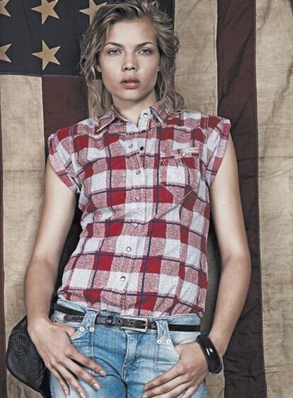 Modelo con la colección Flag de Wrangler.