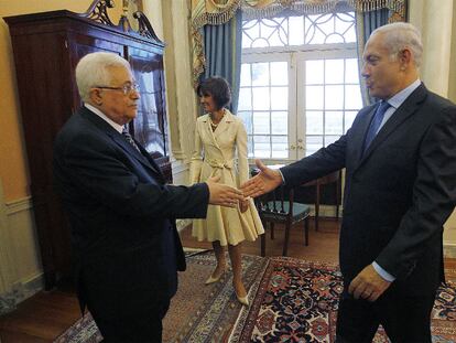 El presidente de la Autoridad Palestina, Mahmud Abbas (izquierda) y el primer ministro israelí, Benjamin Netanyahu, se saludan en Washington.