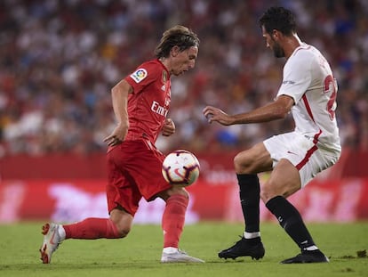 Modric, defendido por Franco Vázquez, este miércoles en el Pizjuán.