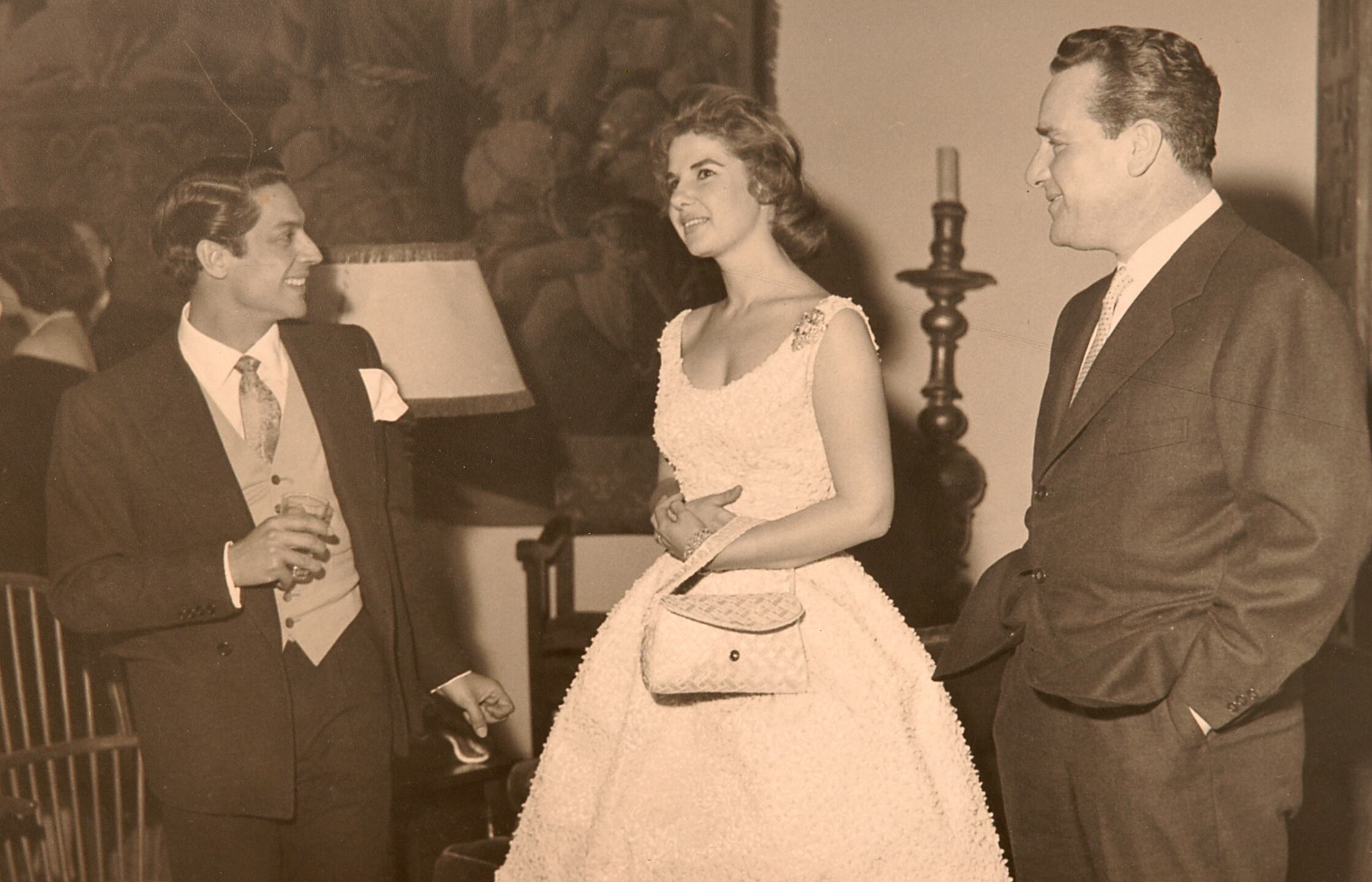 Antonio El Bailarín (izquierda) y Cayetana Fitz-James Stuart y Silva, conocida como la duquesa de Alba.