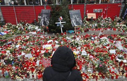 Flores y velas en un mercado navideño en homenaje a las 12 víctimas mortales del atentado de Berlín del 19 de diciembre.