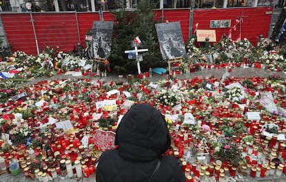 Flores e velas em um mercado de Natal em homenagem às 12 vítimas do atentado de Berlim ocorrido em 19 de dezembro.