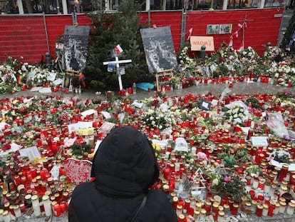 Flores y velas en un mercado navideño en homenaje a las 12 víctimas mortales del atentado de Berlín del 19 de diciembre.
