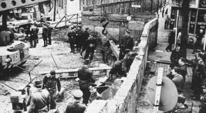 Construcción del muro de Berlín, el 13 de agosto de 1961