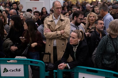 Pasajeros en la estación de Sants de Barcelona, este sábado durante el caos vivido por una avería en la alta velocidad.