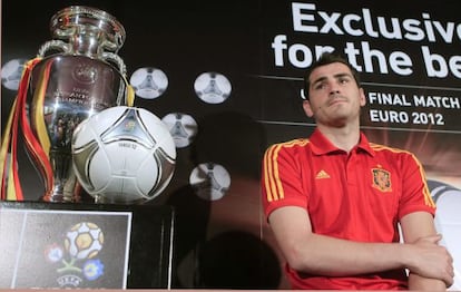 Casillas, durante la presentaci&oacute;n del bal&oacute;n oficial de la Eurocopa.