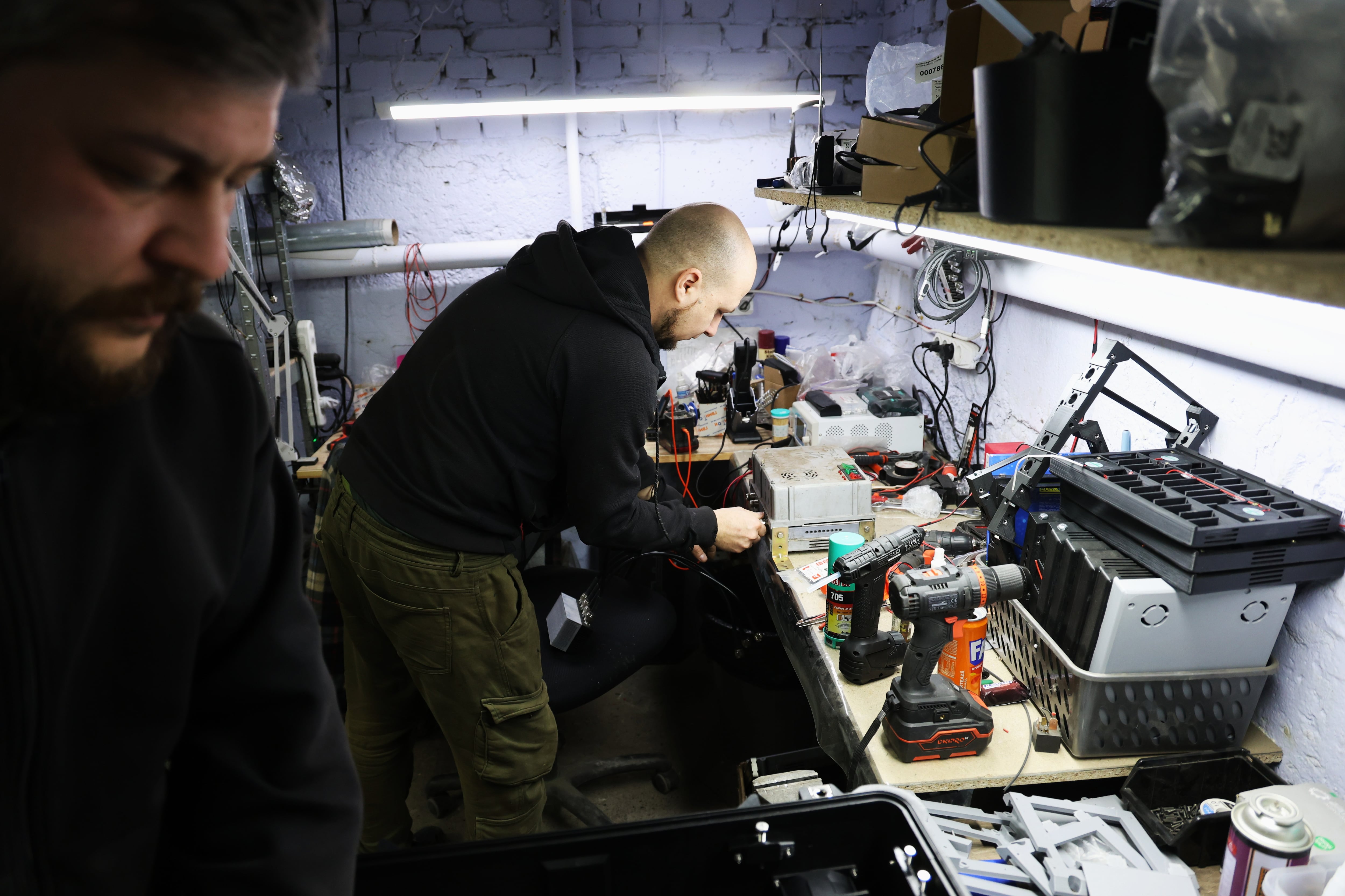 Taller donde se fabrican sistemas antidrones cerca de posiciones rusas en el frente del este de Ucrania.