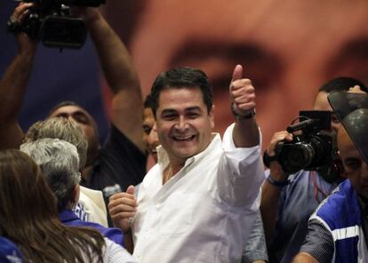 Juan Hern&aacute;ndez, presidential candidate for the ruling National Party, gestures to supporters on Sunday.
 