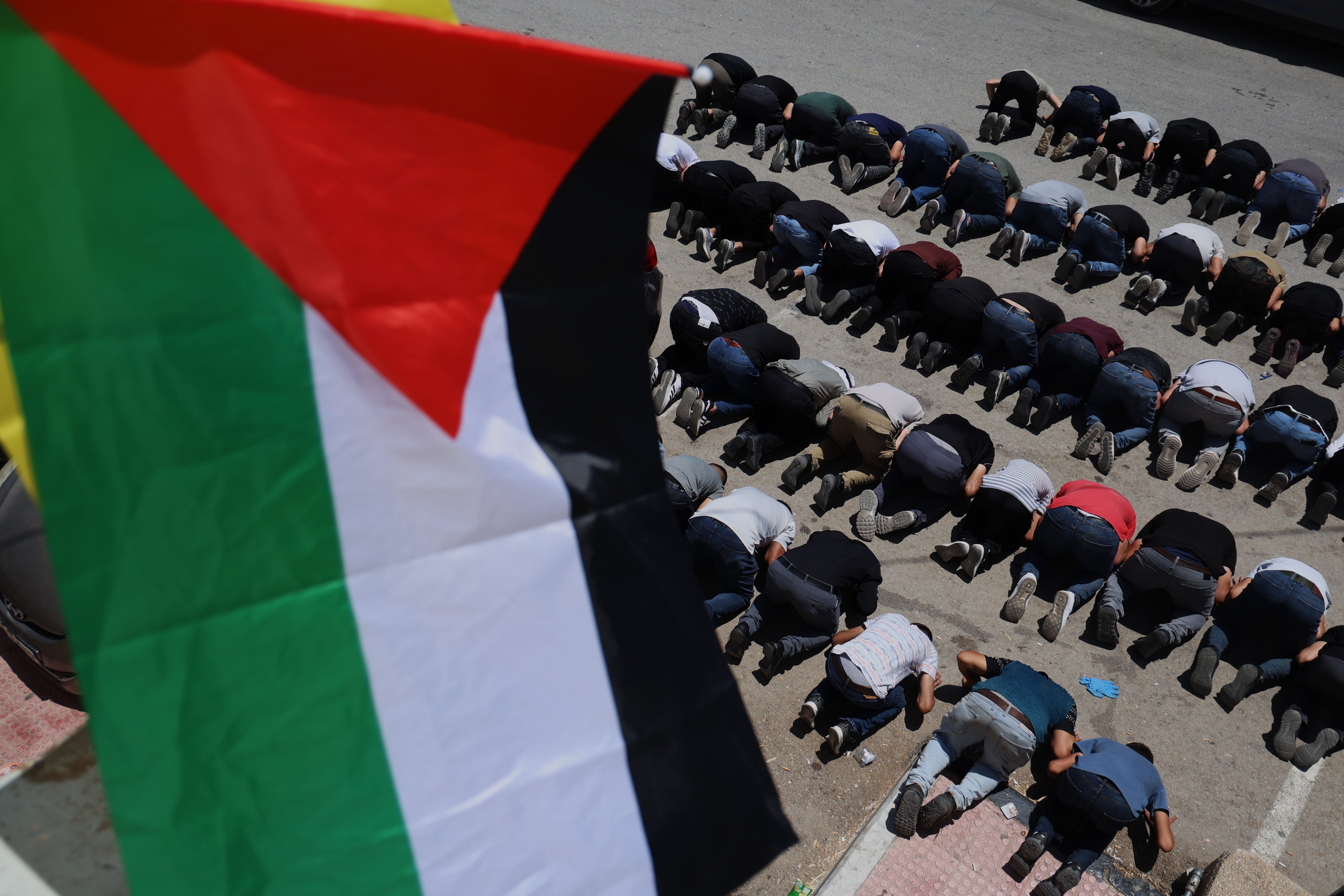 Oración durante el entierro de tres palestinos muertos por balazos de soldados israelíes en Kafar Malek (Cisjordania) durante un ataque de colonos judíos a esta localidad.