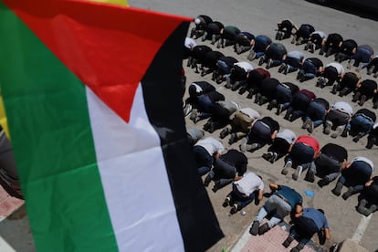 Oración durante el entierro de tres palestinos muertos por balazos de soldados israelíes en Kafar Malek (Cisjordania) durante un ataque de colonos judíos a esta localidad.