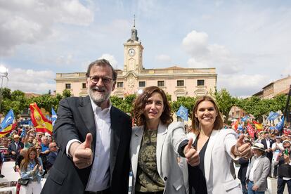 Mariano Rajoy, Isabel Díaz Ayuso y Judith Piquet, en un acto de campaña en Alcalá de Henares este sábado.