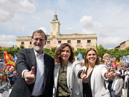 Mariano Rajoy, Isabel Díaz Ayuso y Judith Piquet, en un acto de campaña en Alcalá de Henares este sábado.