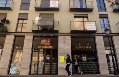 Los balcones del bloque de la calle Carda han colgado carteles de protesta contra los apartamentos tur&iacute;sticos.