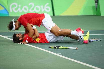 Los tenistas españoles Marc López y Rafael Nadal celebra su victoria en semifinales de dobles masculino frente a Daniel Nestor y Vasek Pospisil de Canadá.