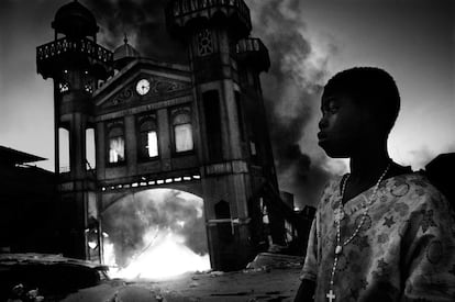 Ricardo Venturi se ha alzado con un accésit, por su trabajo sobre los días posteriores al terremoto de Haití en 2010. En la imagen, incendio en el antiguo mercado de hierro en Puerto Príncipe, el 18 de enero de 2010 (Fotografía cedida por el Premio Luis Valtueña)