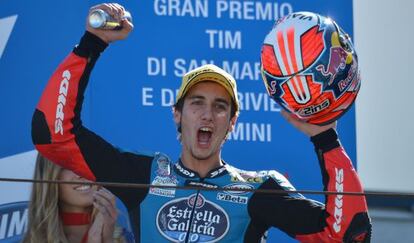 Rins celebra su victoria en Misano.