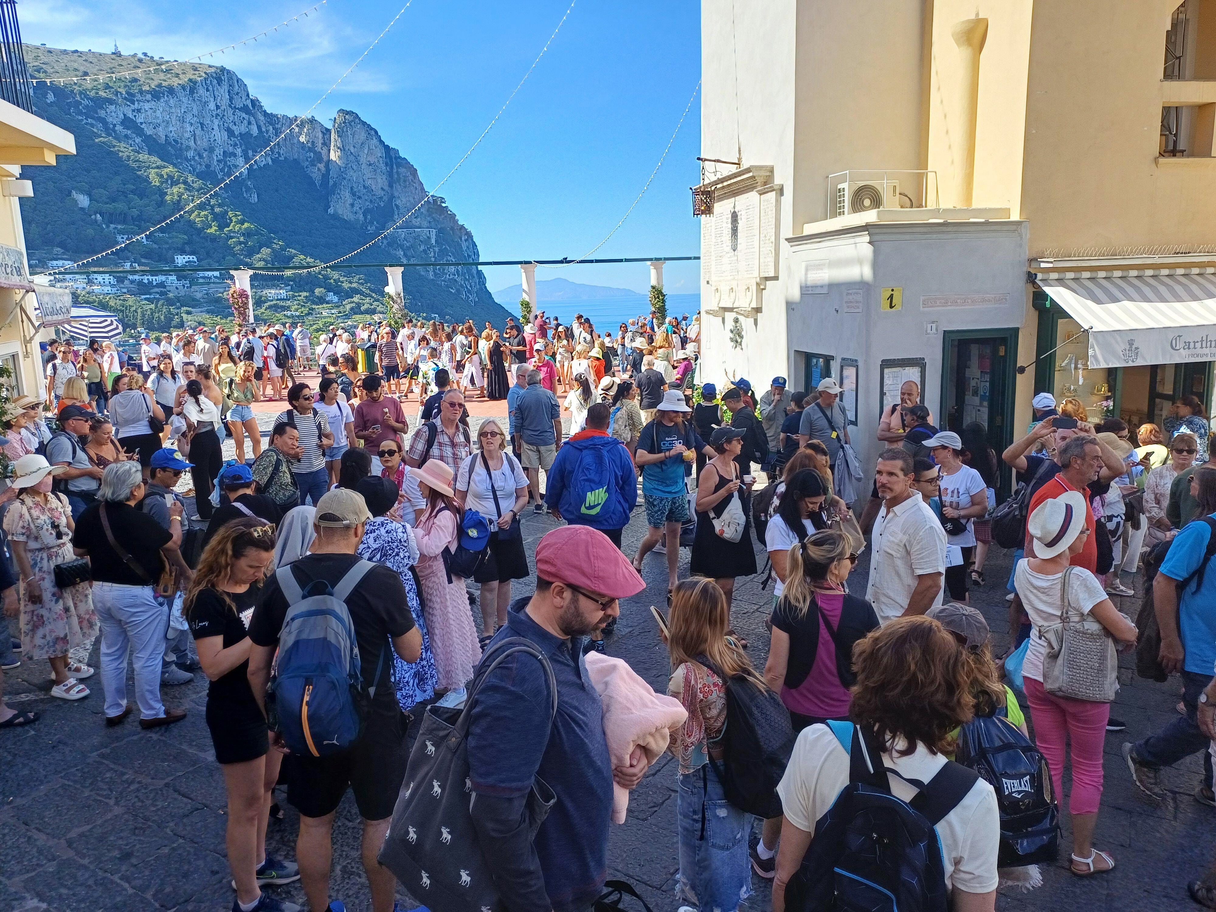 Adiós a los paraguas de los guías de Capri: la isla se cansa de los turistas que “parecen rebaños de ovejas”