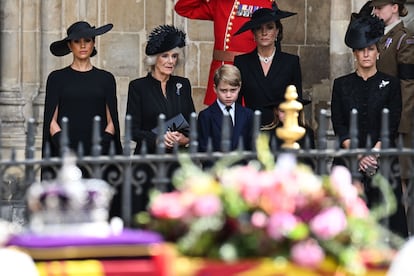 Meghan, duquesa de Sussex; Camila, reina consorte; el príncipe Jorge y la princesa Carlota junto a su madre, Kate Middleton, y Sofía, condesa de Wessex, veían pasar el féretro de Isabel II, a las puertas de la abadía de Westminster. 