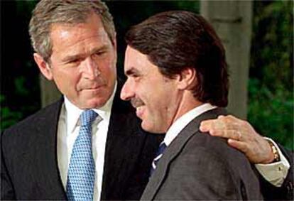George W. Bush abraza a José María Aznar durante la rueda de prensa celebrada en los jardines del palacio de la Moncloa.