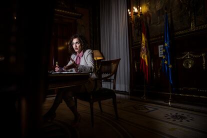 La ministra de Hacienda, María Jesús Montero, en la sede del ministerio.