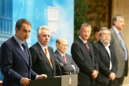 Zapatero junto a los agentes sociales en La Moncloa, tras la firma de la Reforma Laboral