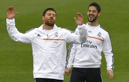 Xabi Alonso, junto a Isco en un entrenamiento.