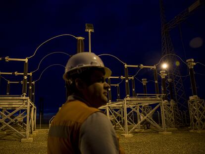 Un trabajador frente a una estación generadora de energía en el desierto de Atacama, región de Antofagasta, Chile.