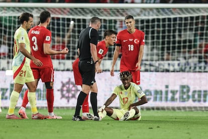 Williams, tendido en el césped tras su lesión ante Turquía este domingo. EFE/EPA/ERDEM SAHIN