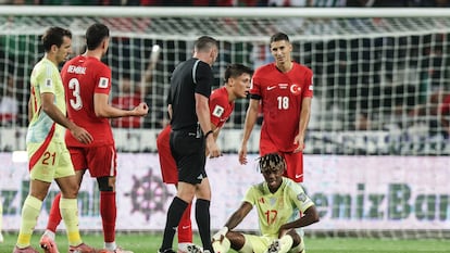 Williams, tendido en el césped tras su lesión ante Turquía este domingo. EFE/EPA/ERDEM SAHIN