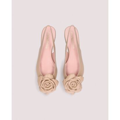 Unas flores ‘maxi’ coronan este original diseño destalonado que lleva el sello de Pretty Ballerinas. 199 €