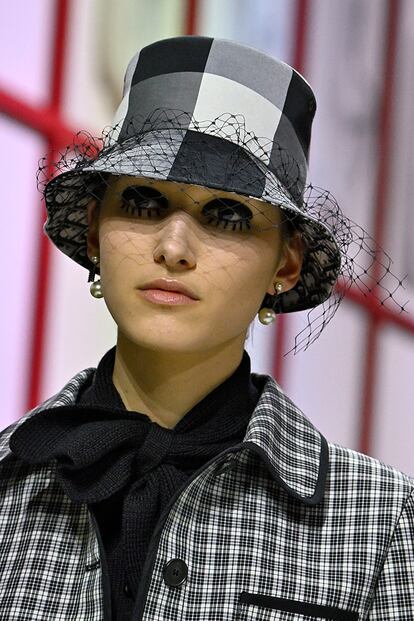 Dior
Un grueso delineado superior y una divertida base de falsas pestañas en la parte inferior hicieron homenaje a Twiggy en el último desfile de la firma.