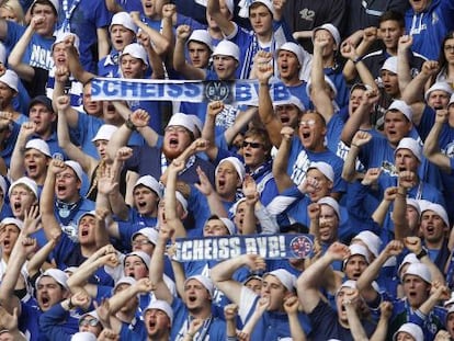 Aficionados del Schalke durante el derbi de ayer ante el Borussia de Dortmund,
