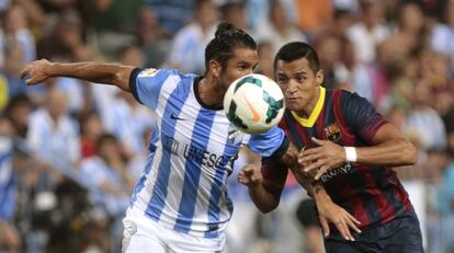 Angeleri lucha un balón con el chileno Alexis.