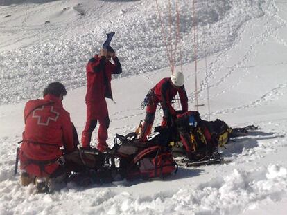 Miembros del cuerpo de rescate hallan el cadáver en la sierra.