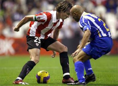 David López y Manuel Pablo luchan por el balón