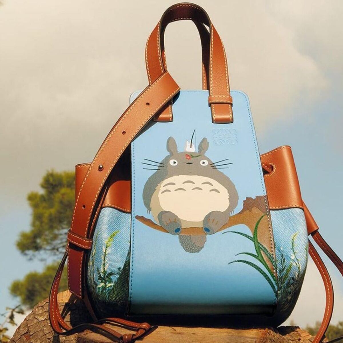 Uno de los bolsos de la colección de Loewe y Totoro.