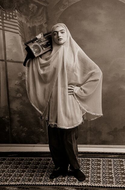 Shadi Ghadirian, de 48 años, es una de las principales fotógrafas contemporáneas de Irán. A menudo utiliza el humor, la sátira y un atrezo bien colocado (libros prohibidos, por ejemplo) para señalar las formas en que las iraníes se ven obligadas a transigir en sus libertades. "Cada imagen muestra a una mujer posando con un símbolo de la vida moderna mientras viste un traje tradicional. Este conflicto entre lo viejo y lo nuevo es como vive actualmente la generación más joven en Irán: puede que abracemos la modernidad, pero seguimos enamorados de las tradiciones de nuestro país", declaró Ghadirian a 'The Guardian' a propósito de su serie 'Qajar', de 1998. En 'Like every day' (Como cada día) —la imagen de apertura de esta galería—, retrata con ironía todos los utensilios que ella misma recibió como regalos de boda en el año 2000.