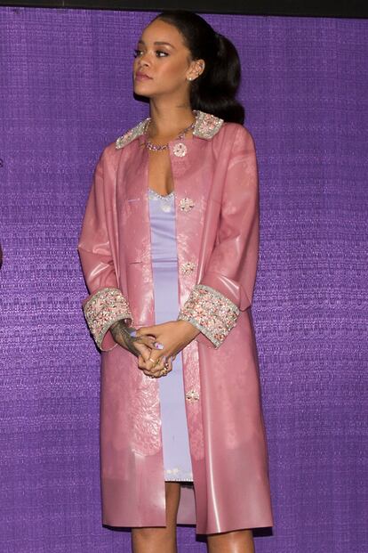 Rihanna se marca uno de sus estilismos más 'dulces' de los últimos tiempos mezclando vestido lavanda y abrigo rosa con pedrería. El conjunto completo lo firma la diseñadora británica Holly Fulton.