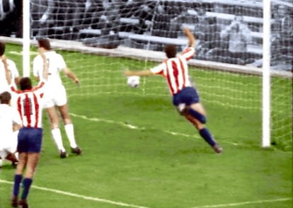 Aragonés marca el primer gol en la inauguración del Calderón en 1966.