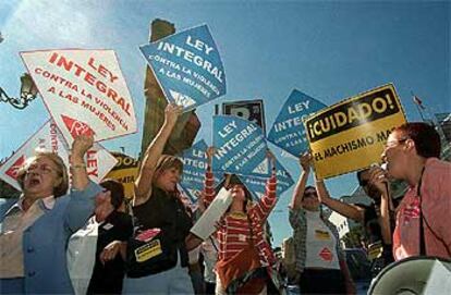 Protesta ante el Congreso por el rechazo en septiembre de la propuesta de la ley integral contra el maltrato.