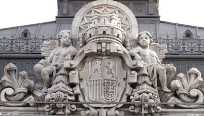 Escudo en la fachada del Banco de España de Madrid.