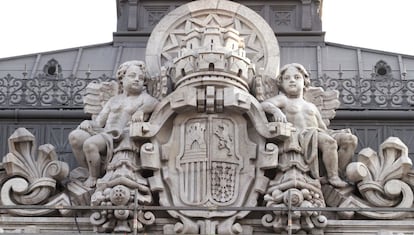 Escudo en la fachada del Banco de Espa&ntilde;a de Madrid.