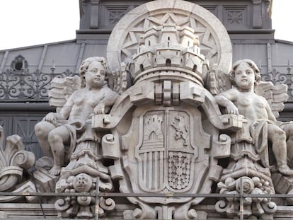 Escudo en la fachada del Banco de Espa&ntilde;a de Madrid.