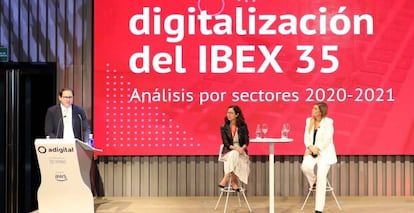 César Tello y Carina Szpilka, director general y presidenta de Adigital, y Elena Rodríguez, directiva de Opinno, en la presentación del Índice de Digitalización del Ibex 35.