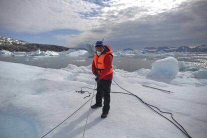 La expedición de Greenpeace en el Artico evidencias del cambio climatico en el fiordo Ikasartivaq y las proximidades de Tinitequilaq en , Groenlandia. Alejandro Sanz acompaña a la expedición. 17 Julio 2013. © Greenpeace/Pedro ARMESTRE