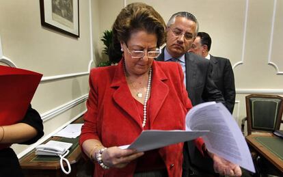 El diputado autonómico Miguel Domínguez, tras la exalcaldesa Rita Barberá.