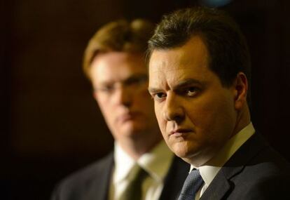 El canciller británico del Exchequer, George Osborne y su número dos, Danny Alexander, hoy en Glasgow.