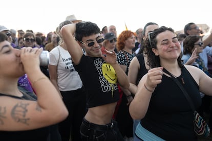 23/4/2025. Un grupo de jóvenes de Dulzaro baila en el concierto de Villalar.